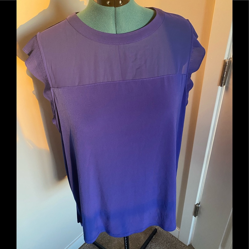 💜Gorgeous purple short sleeve blouse. 💜